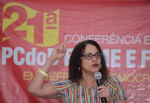 A presidenta nacional do PCdoB, Luciana Santos, durante a conferência estadual do partido em Pernambuco