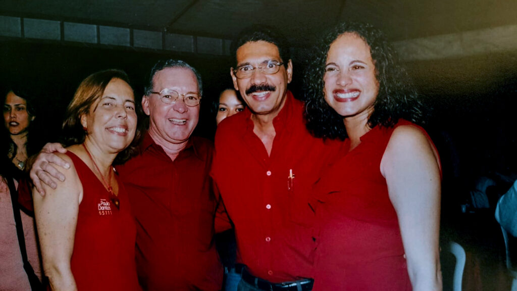 Coração vermelho. Ao lado da companheira de vida Valéria, do então prefeito do Recife João Paulo, e da prefeita de Olinda Luciana Santos.
